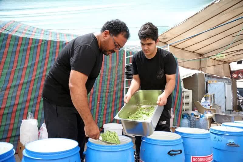 پذیرایی موکب امامزادگان قم از یک میلیون زائر اربعین پذیرایی موکب امامزادگان قم از یک میلیون زائر اربعین
