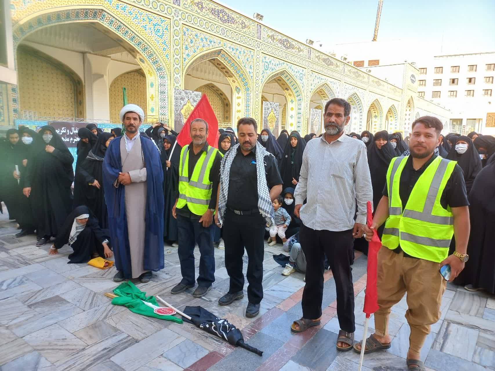 زائران در حرم امام رضا