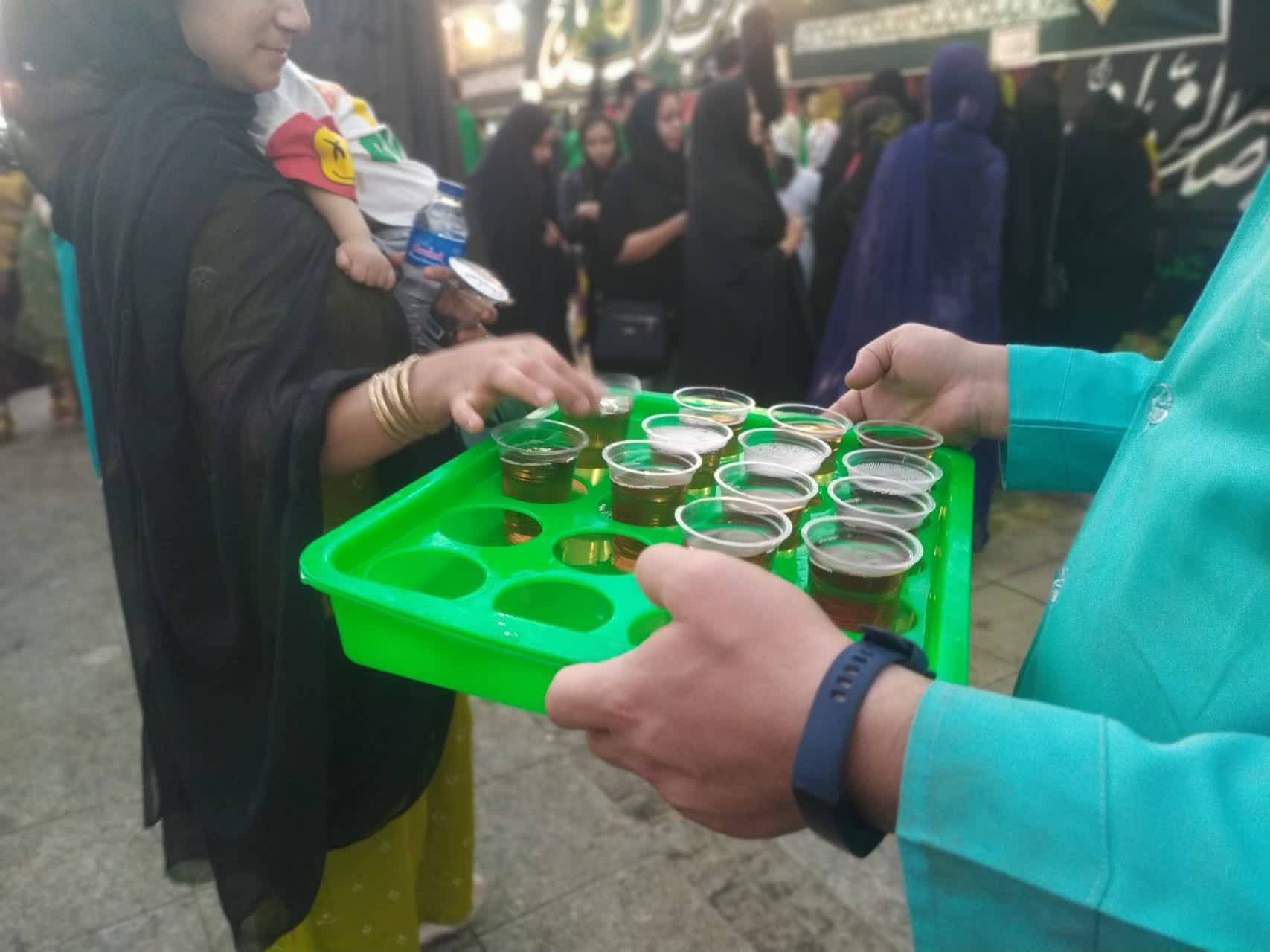 توزیع نذری بین عزاداران