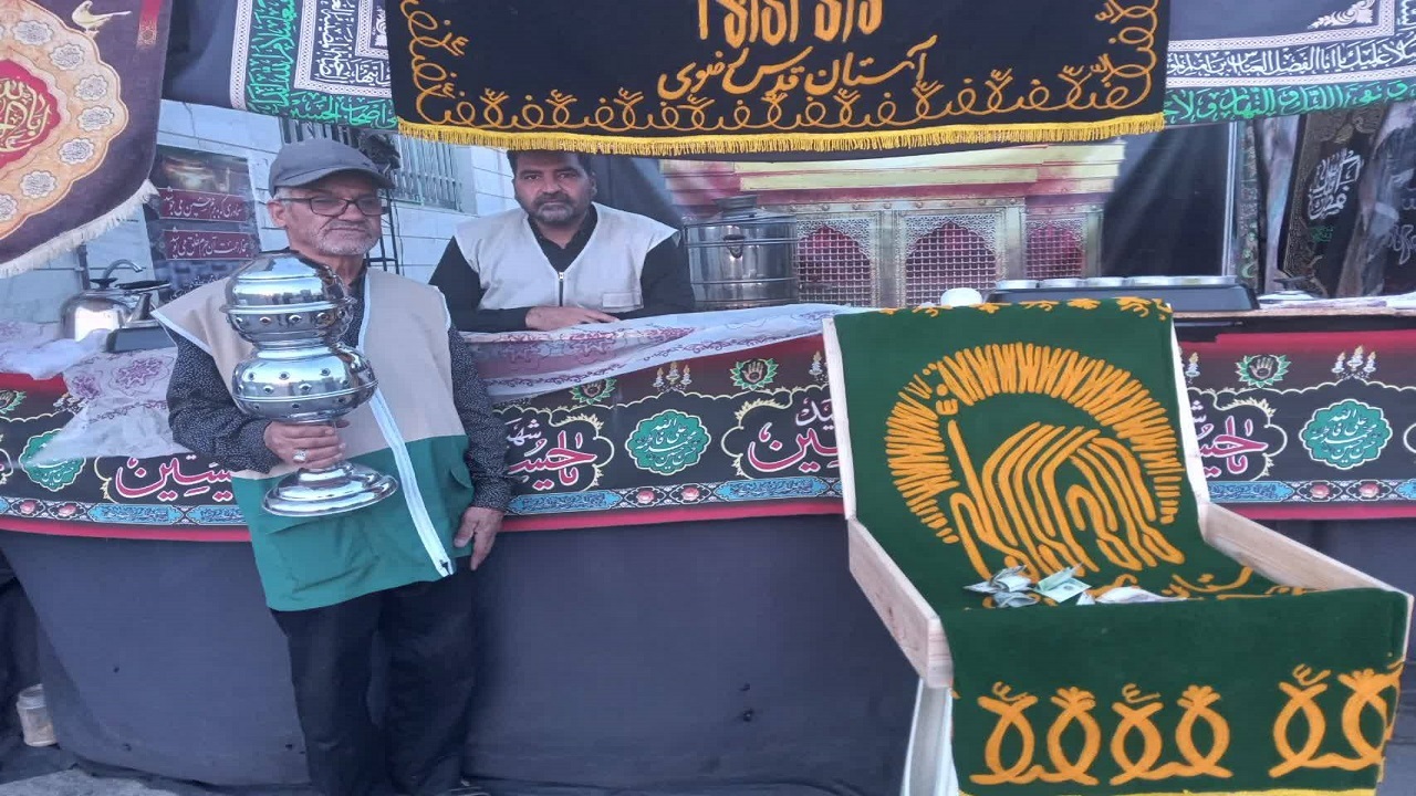روستای معصومیه اراک میزبان پرچم متبرک شده حرم رضوی + تصاویر