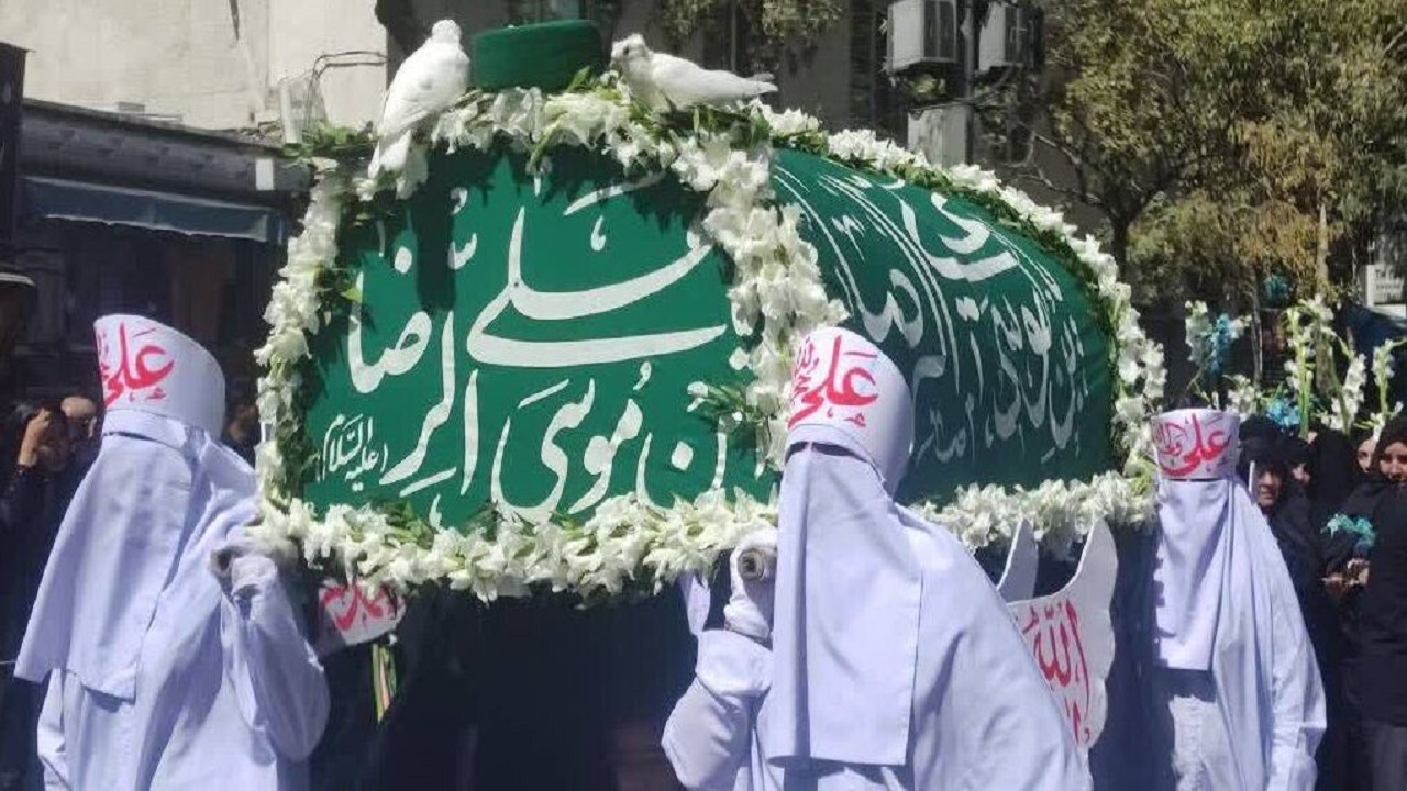 تشییع نمادین امام رضا (ع) بر دستان زنان نوغان مشهد+تصاویر