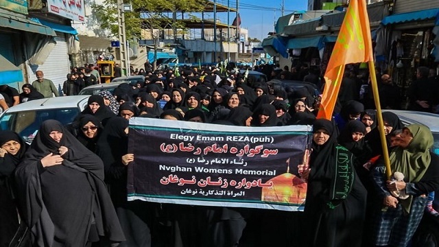 تشییع نمادین امام رضا (ع) بر دستان زنان نوغان مشهد+تصاویر تشییع نمادین امام رضا (ع) بر دستان زنان نوغان مشهد+تصاویر