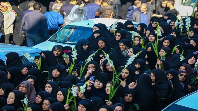 تشییع نمادین امام رضا (ع) بر دستان زنان نوغان مشهد+تصاویر تشییع نمادین امام رضا (ع) بر دستان زنان نوغان مشهد+تصاویر