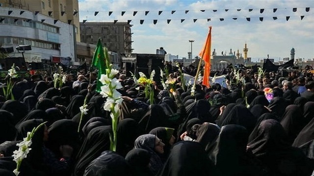 تشییع نمادین امام رضا (ع) بر دستان زنان نوغان مشهد+تصاویر تشییع نمادین امام رضا (ع) بر دستان زنان نوغان مشهد+تصاویر