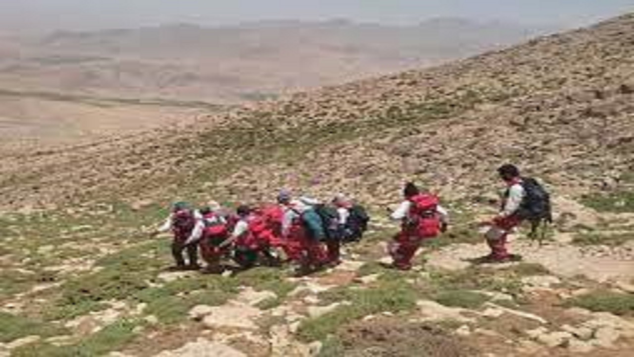 انتقال مرد گرفتار در ارتفاعات باشت به مرکز درمانی