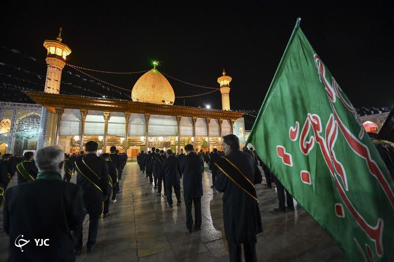 آیین لاله‌گردانی خدام حرم شاهچراغ در رثای شهادت امام رئوف + تصاویر