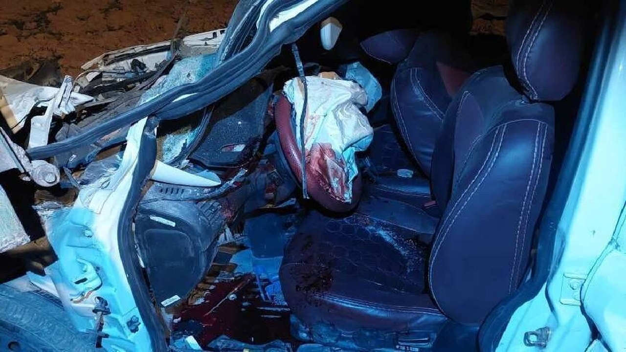 تصادف پژو پارس و تریلی در جاده گناباد - قاین/ ۵عضو یک خانواده جان باختند