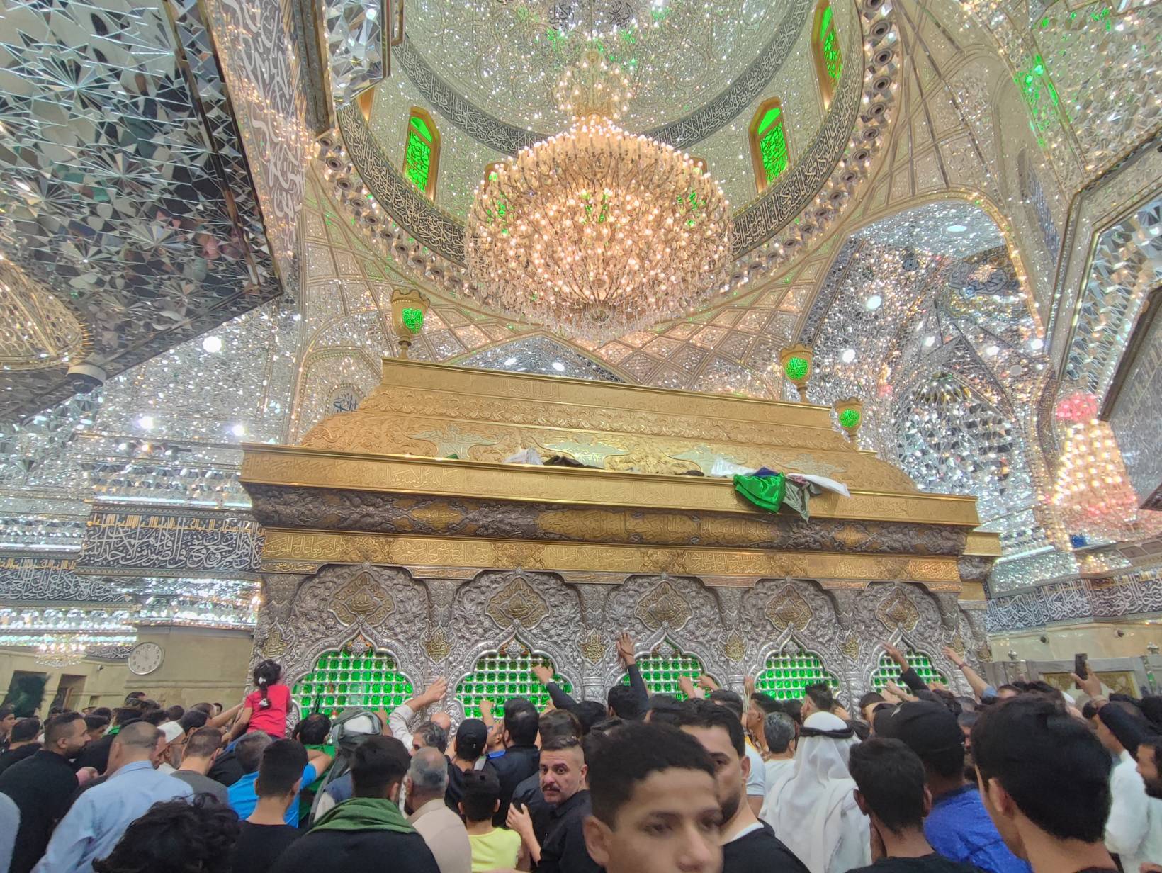 زائران در حرم امام حسین