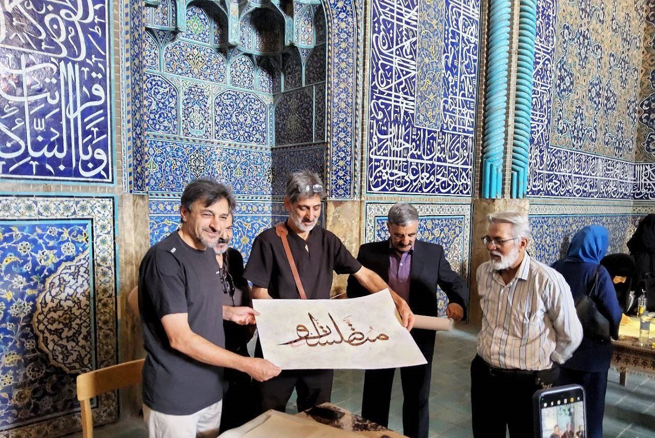 کتابت آیات الهی خوشنویسان اصفهانی در مسجد شیخ لطف الله