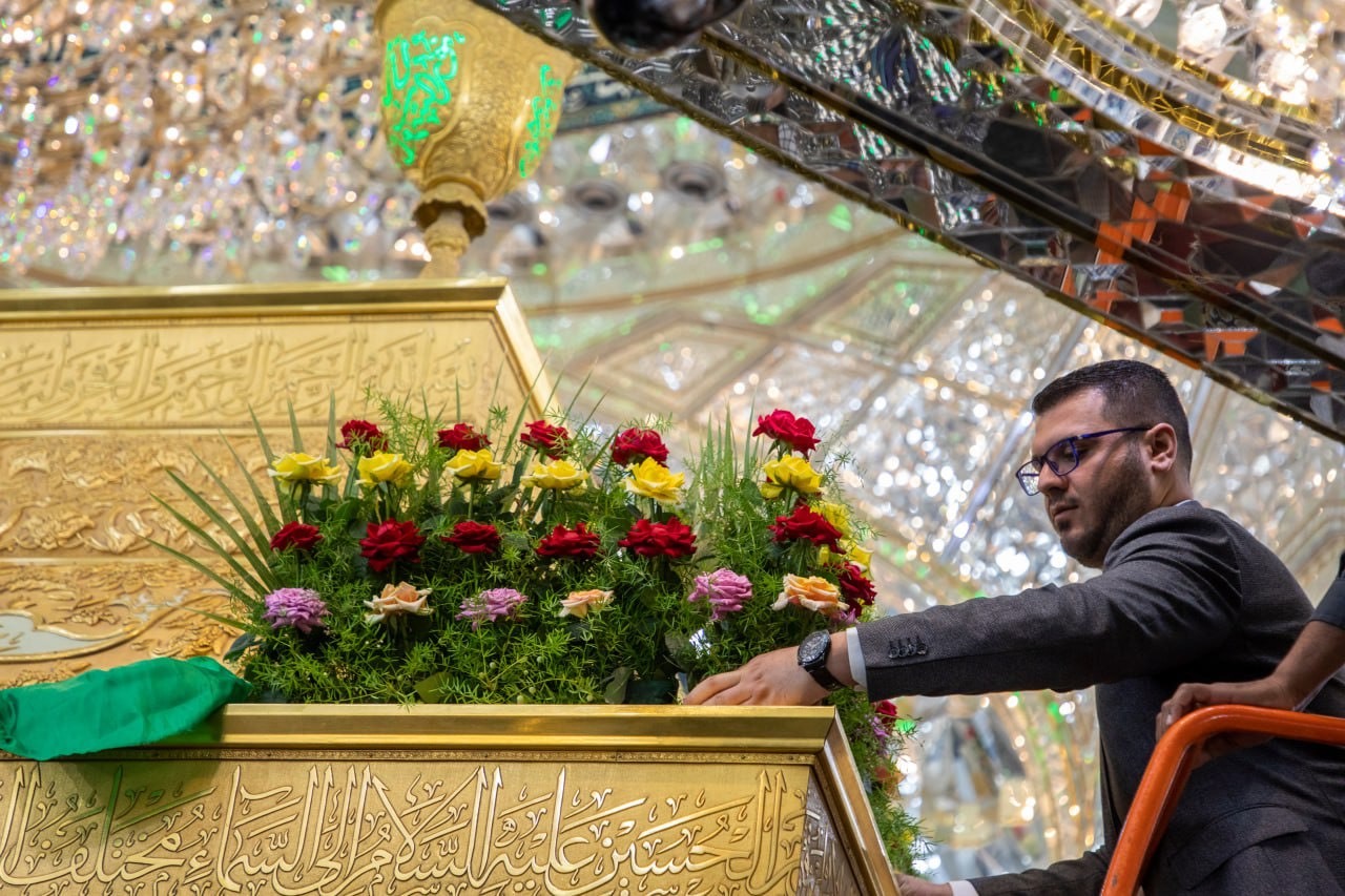 گل آرایی حرم امام حسین(ع)
