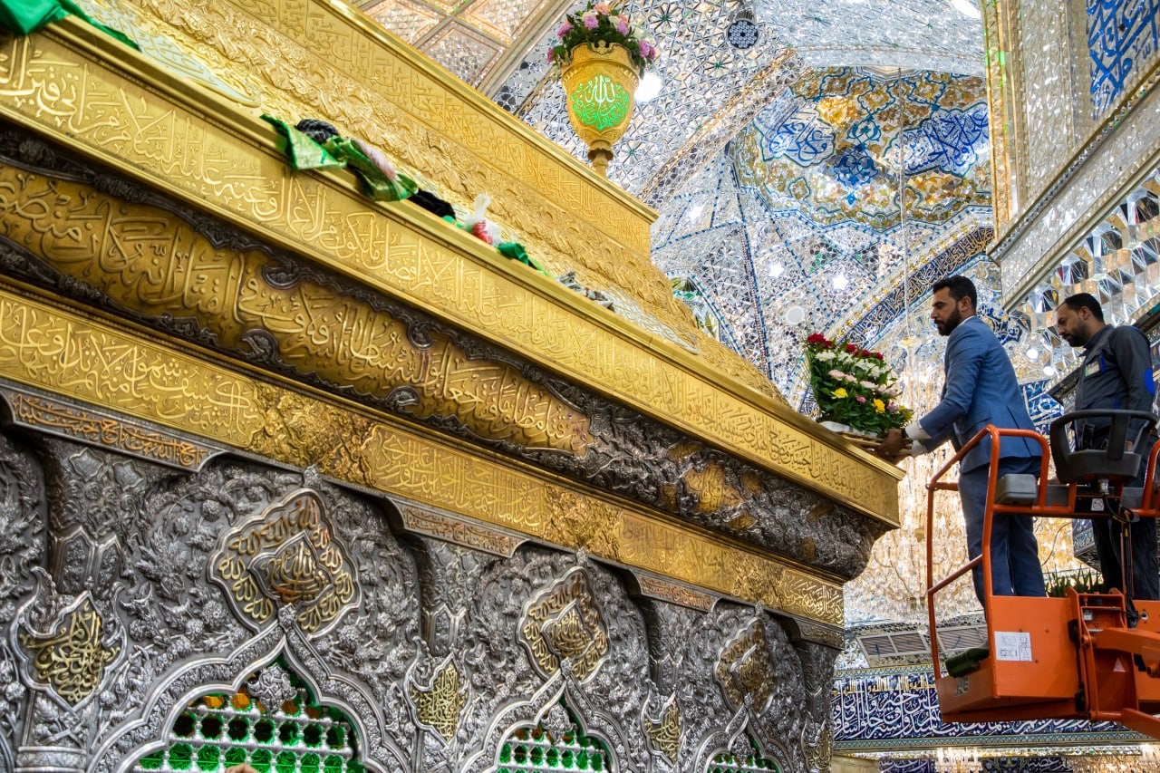 گل آرایی حرم امام حسین(ع)