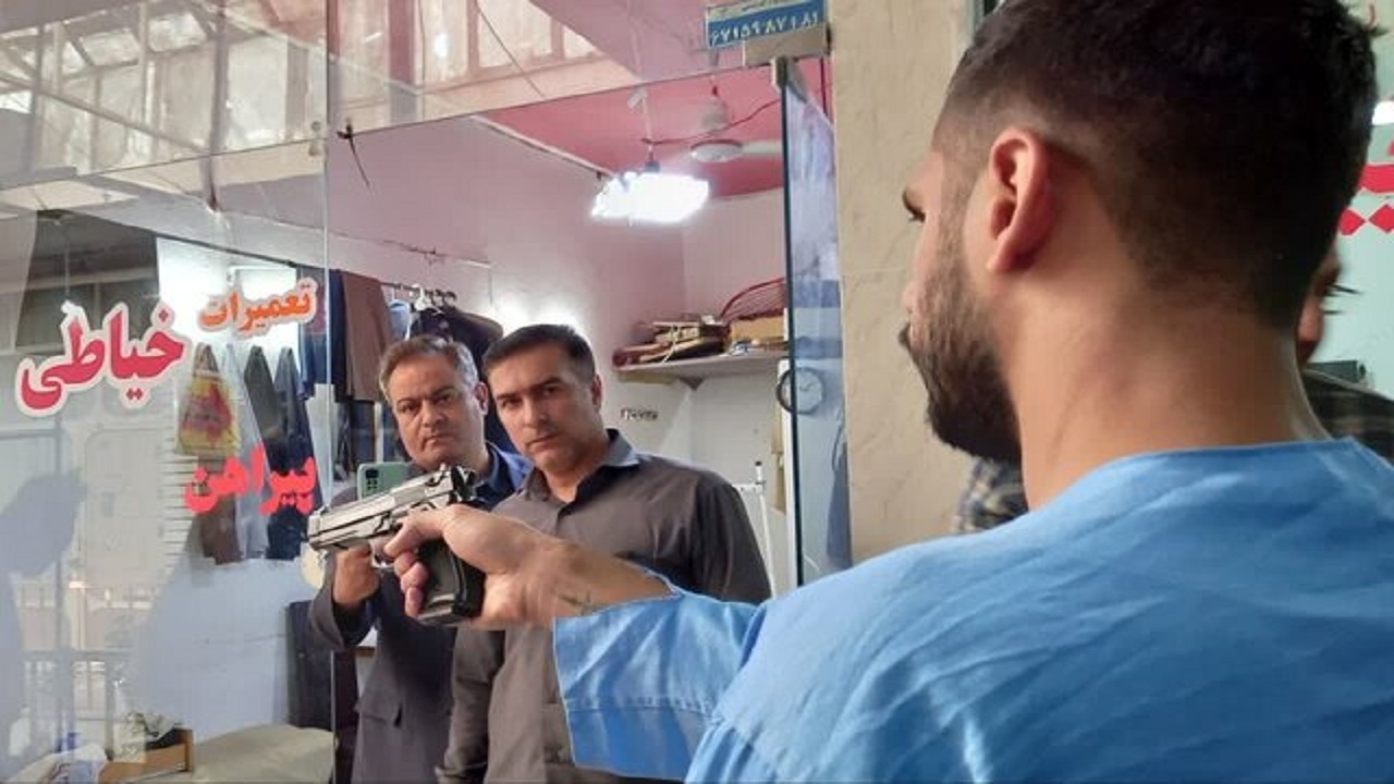 بازسازی صحنه قتل دو نفر از کسبه یکی از مجتمع‌های تجاری کرمانشاه