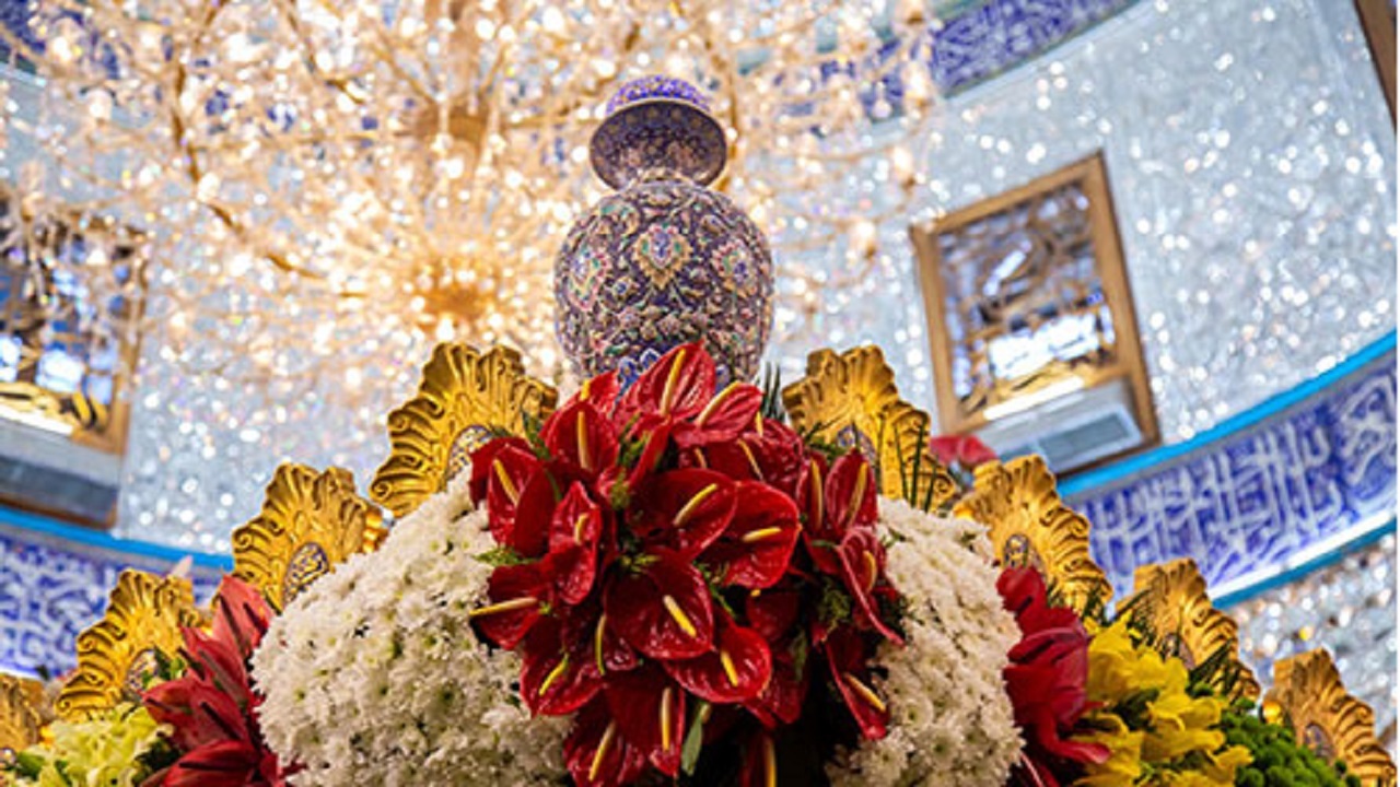 گل‌آرایی ضریح مطهر سید الشهدا (ع) پس از دو ماه عزاداری + فیلم