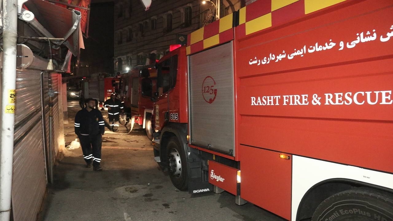 مهار آتش سوزی پشت بام یک آپارتمان در رشت