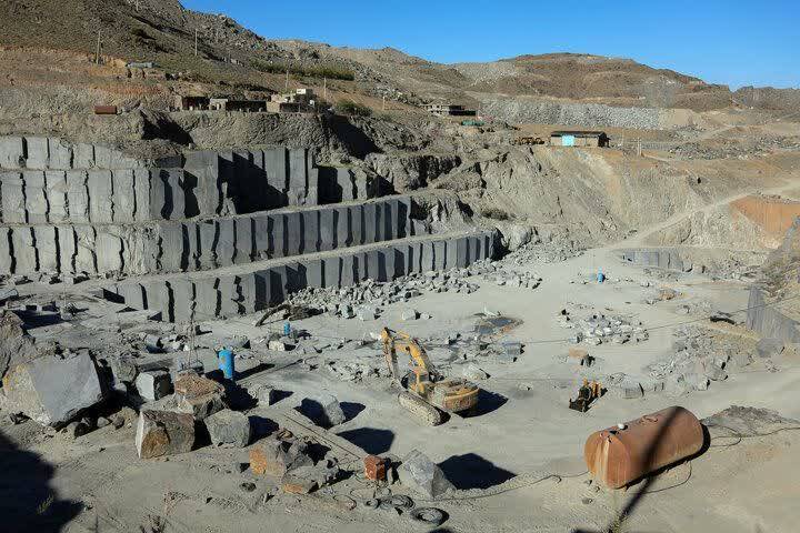 فعالیت غیر قانونی معادن سنگ در شهرستان نطنز