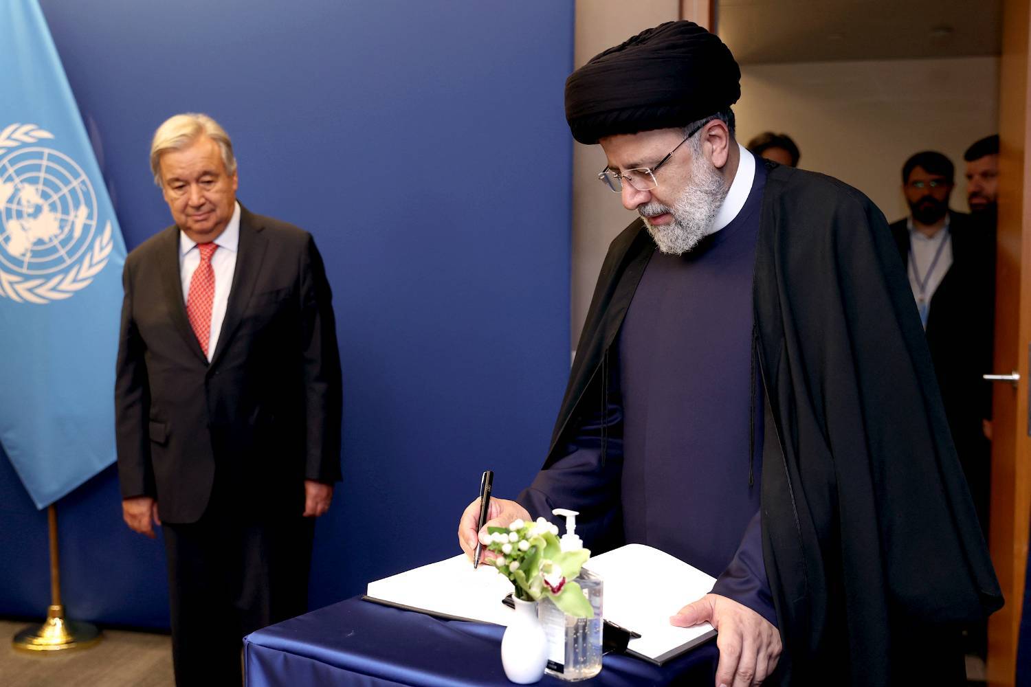 امضای دفتر یادبود در دیدار رئیسی با آنتونیو گوترش