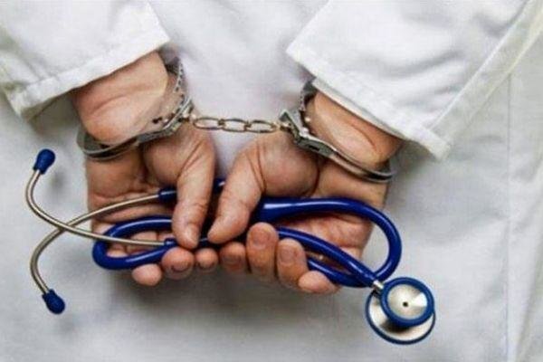 دستبند قانون بر دستان دندانپزشک قلابی در رشت