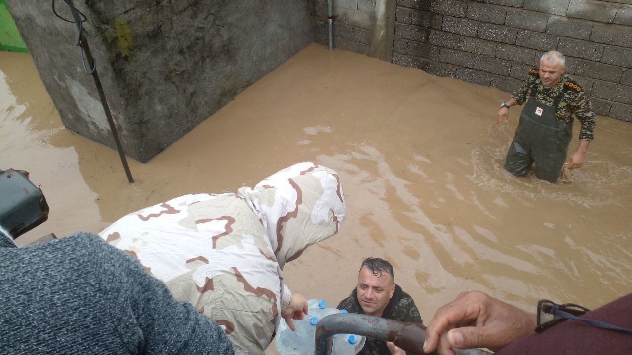 امداد رسانی مرزداران به مرزنشینان آستارایی