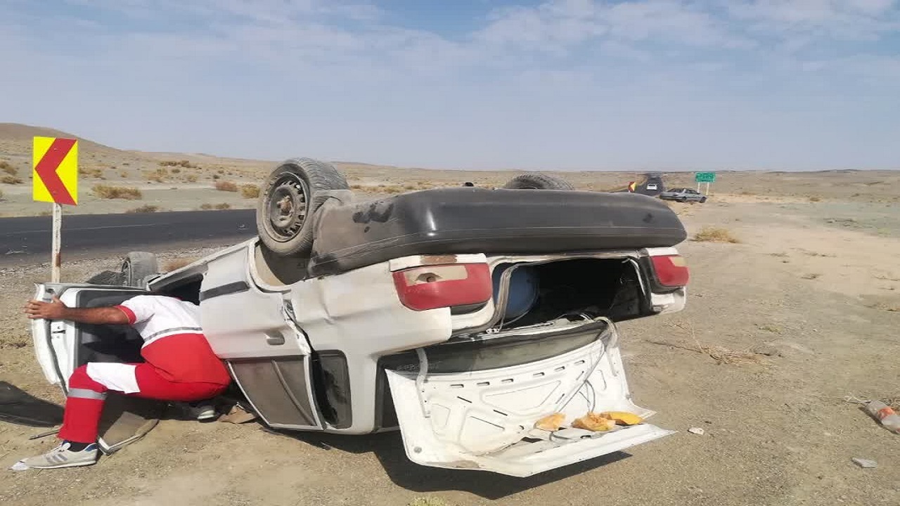 واژگونی یک دستگاه خودرو سواری در محور مروست به مهریز
