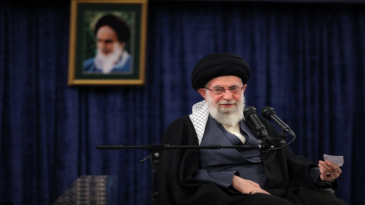 خوانش شعر پرچم افراشته توسط حسین طاهری در حضور رهبر انقلاب + فیلم
