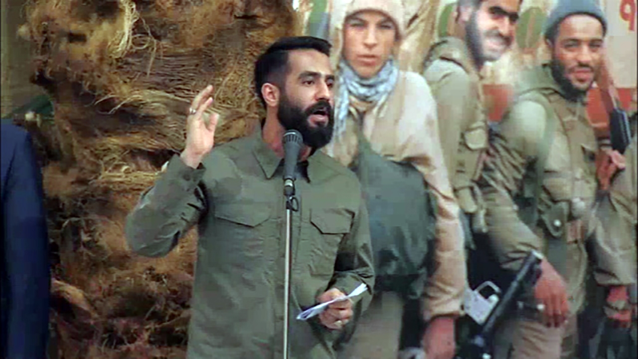 خوانش شعر پرچم افراشته توسط حسین طاهری در حضور رهبر انقلاب + فیلم