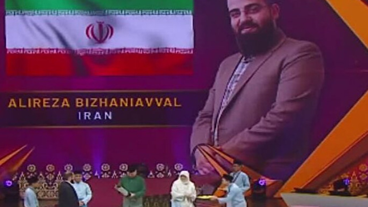 قاری ایرانی رتبه دوم مسابقات قرآن مالزی را کسب کرد
