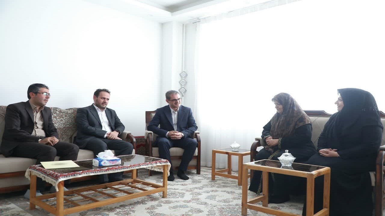 دیدار استاندار کردستان با خانواده معظم شهدا