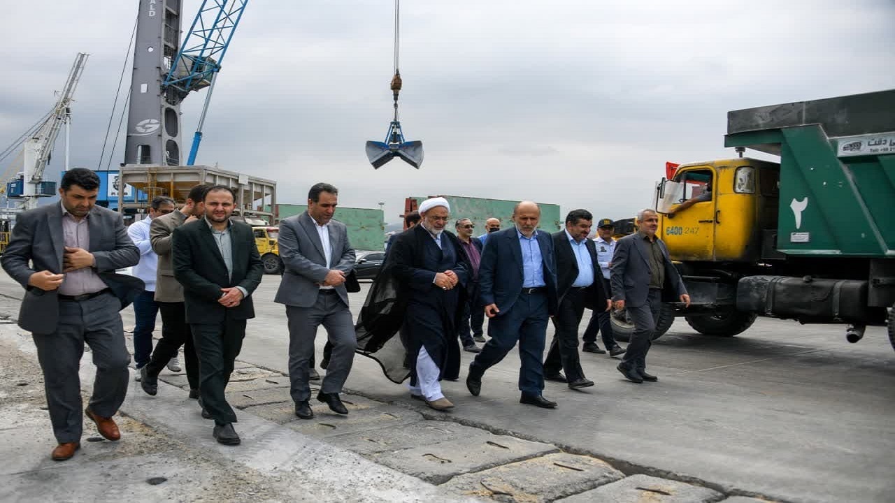 شتاب در ترخیص ذرت‌های دپو شده در بندر نوشهر