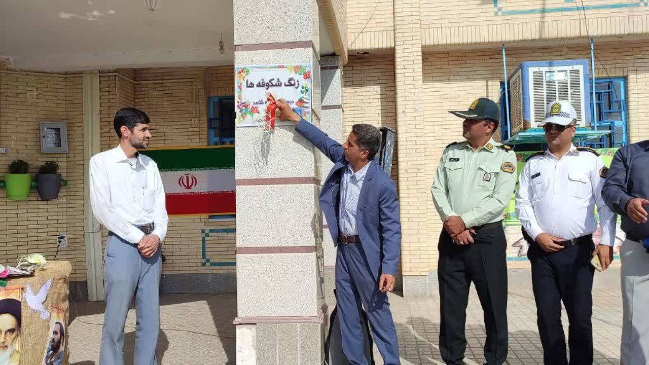 نواختن زنگ شکوفه‌ها در انار + تصاویر