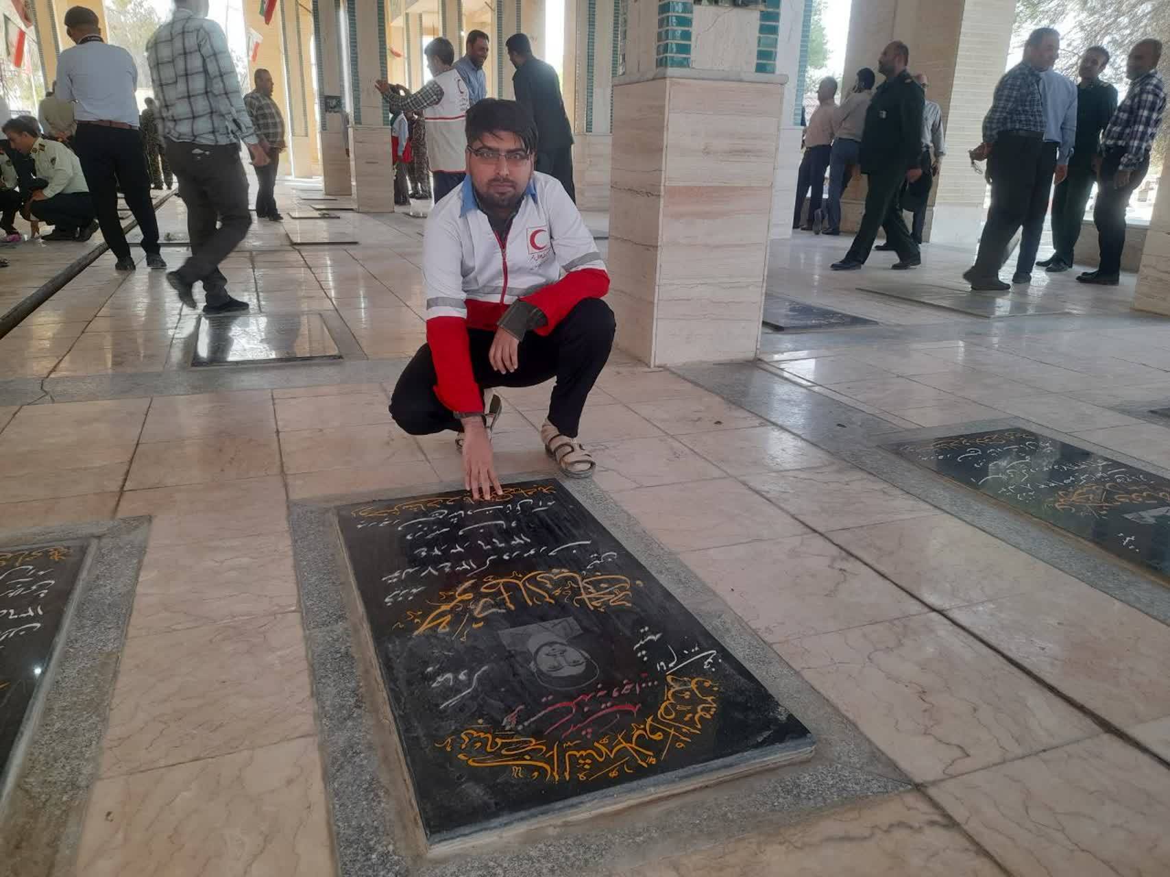 عطر افشانی مزار شهدا در بوشهر
