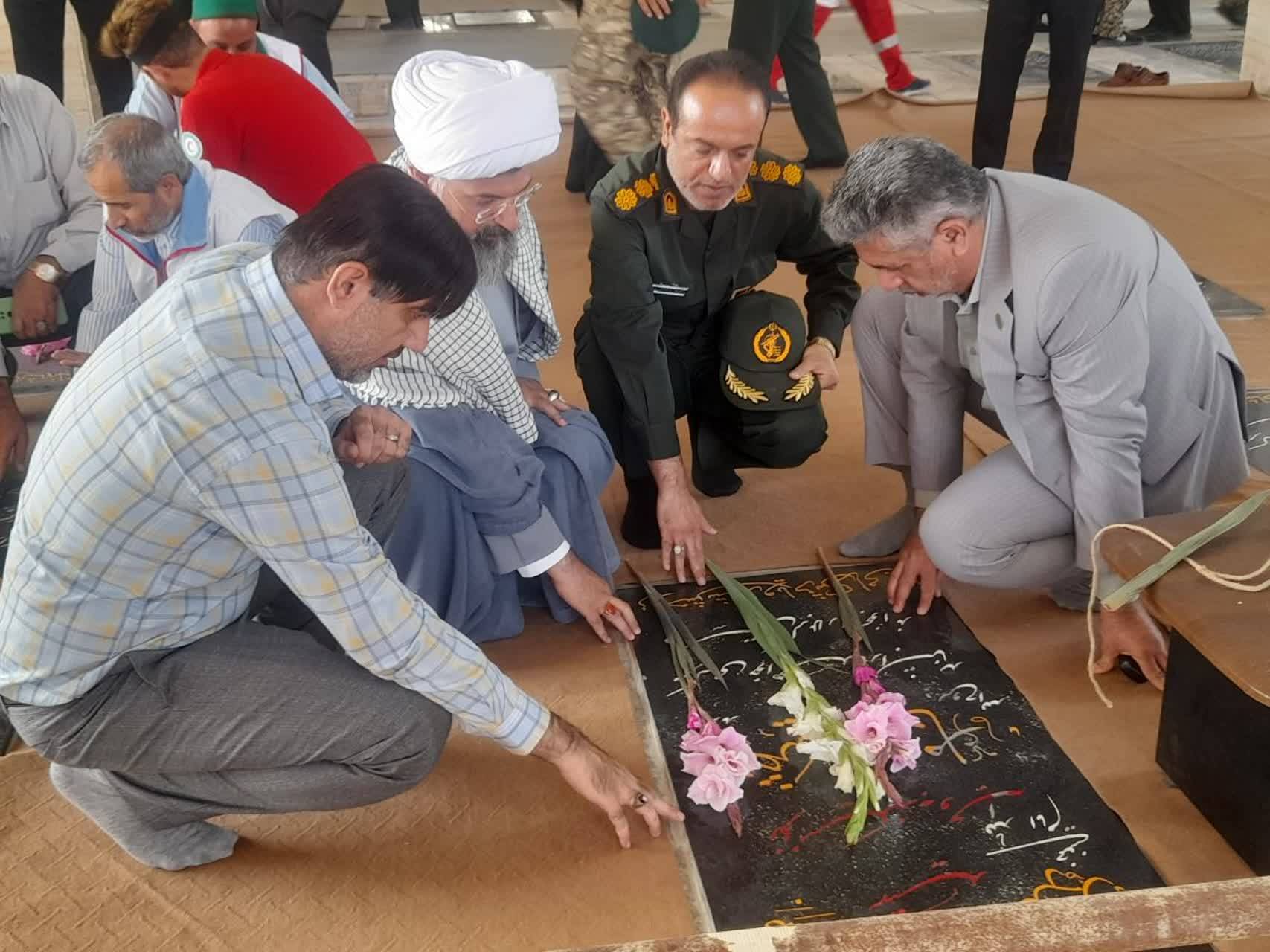 غبارروبی و عطرافشانی مزار گلزار شهدا