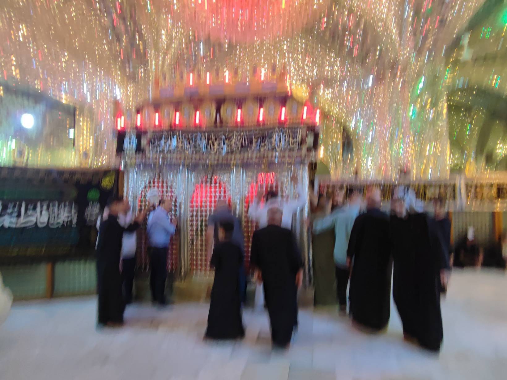 زائران در حرم امامزاده سید محمد (ع)