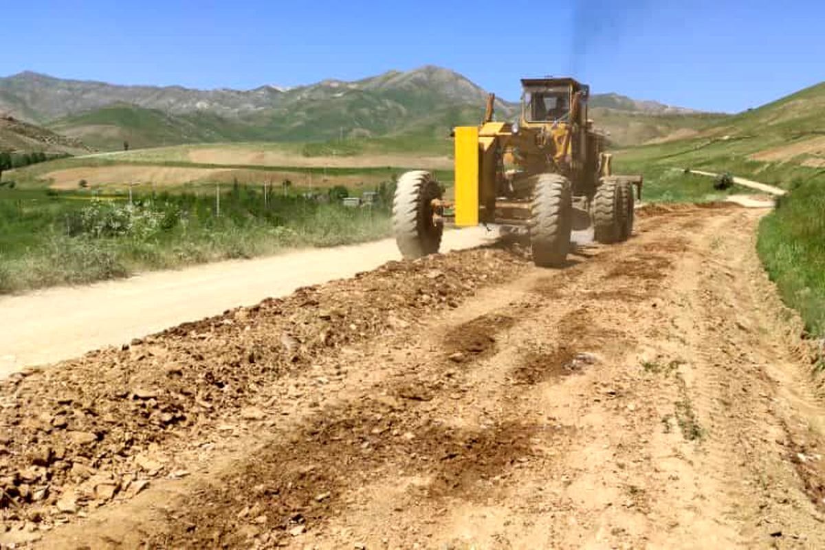 تسطیح و موج گیری بیش از ۸۰ کیلومتر از راه‌های روستایی و مرزی پارس آباد