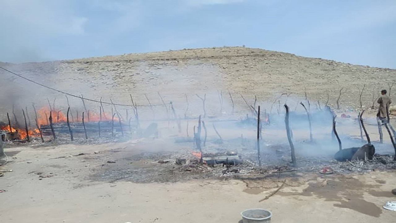 آتش سوزی سه خانه کپری در جاسک+ تصویر