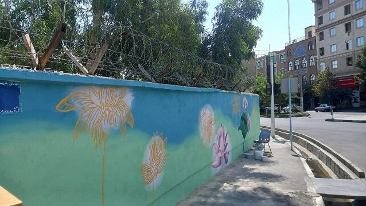 اجرای طرح دیوار نگاره بر آرامستان های تاریخی تهران