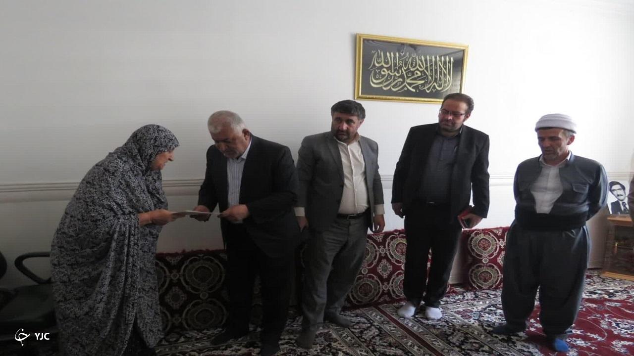 مسئولان مهاباد به دیدار خانواده شهدا رفتند