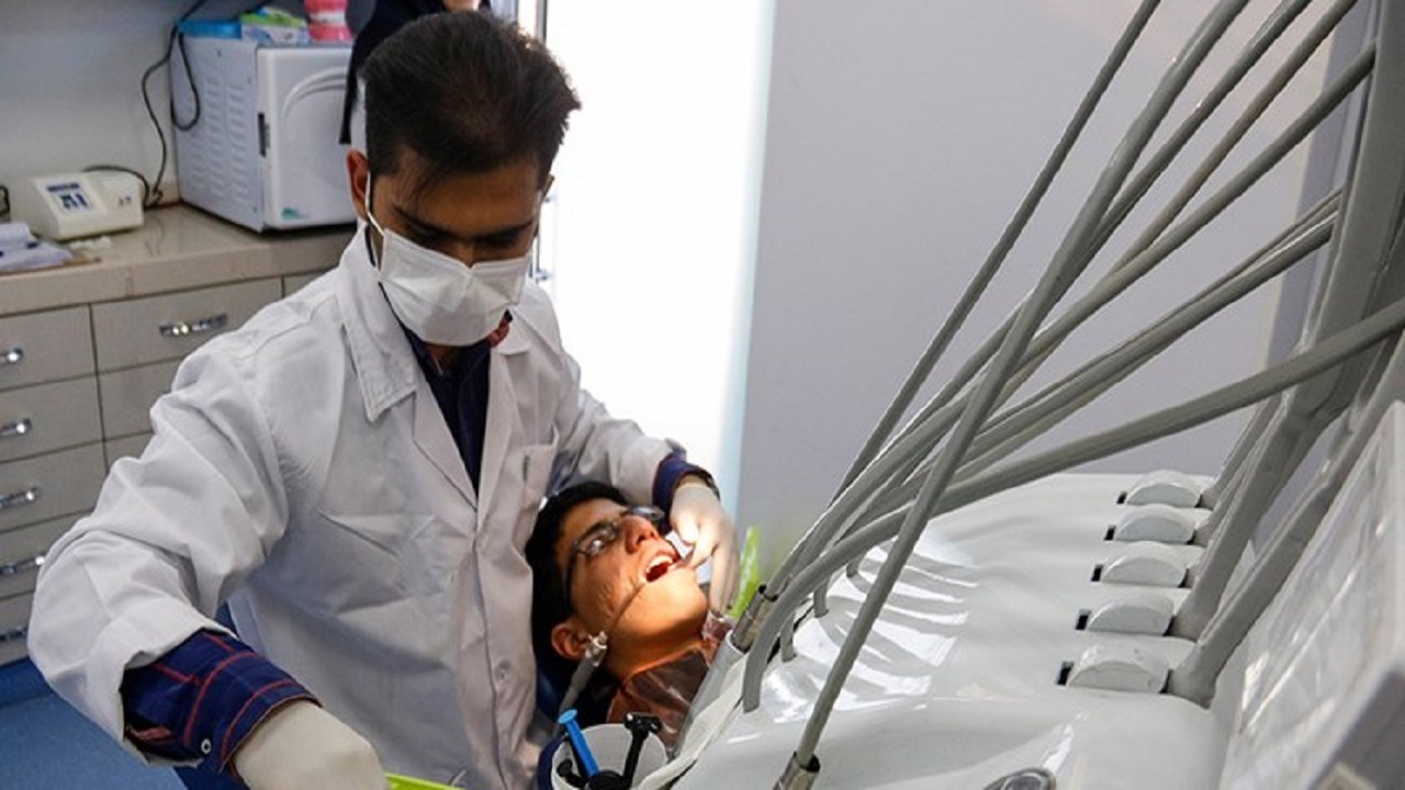 خدمات رایگان بهداشتی و درمانی دهان و دندان به دانش آموزان مناطق محروم