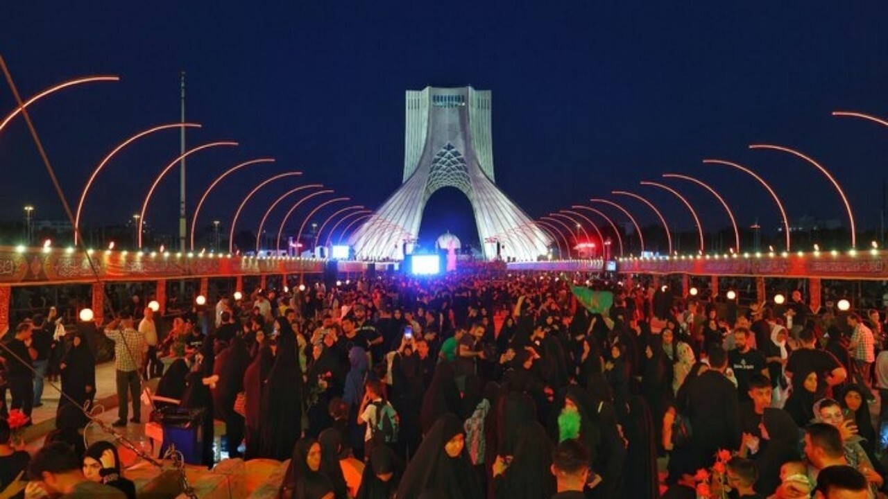 پذیرایی افغانستانی ها از زائران حسینی در تهران + فیلم