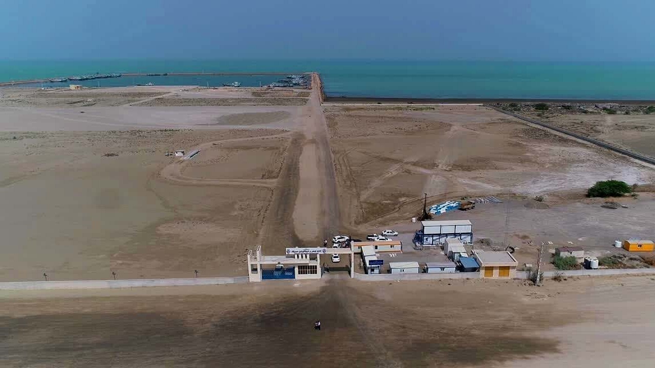 پیشرفت ۳۰ درصدی ساخت راه دسترسی بندر چند منظوره سیریک