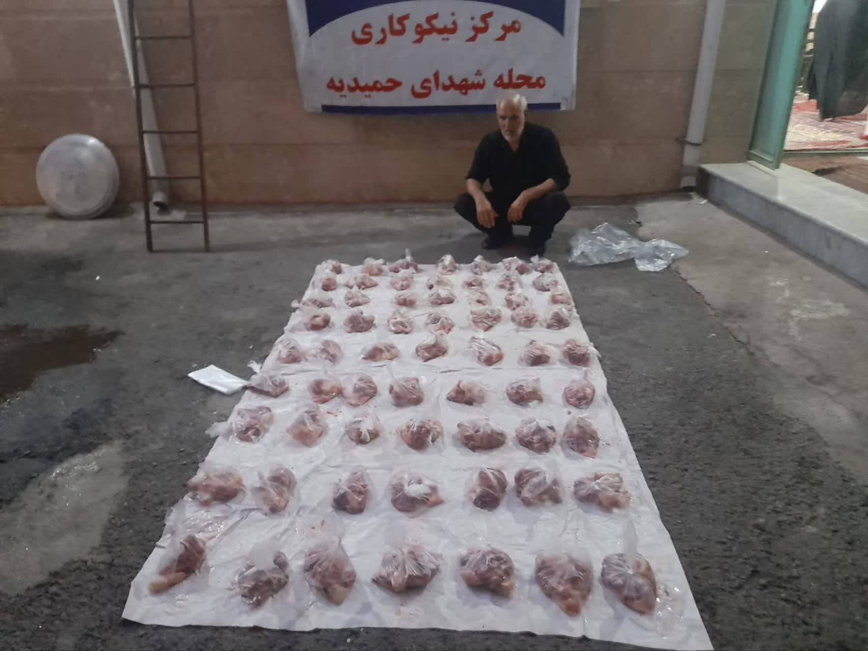 توزیع گوشت نذری بین نیازمندان خوی