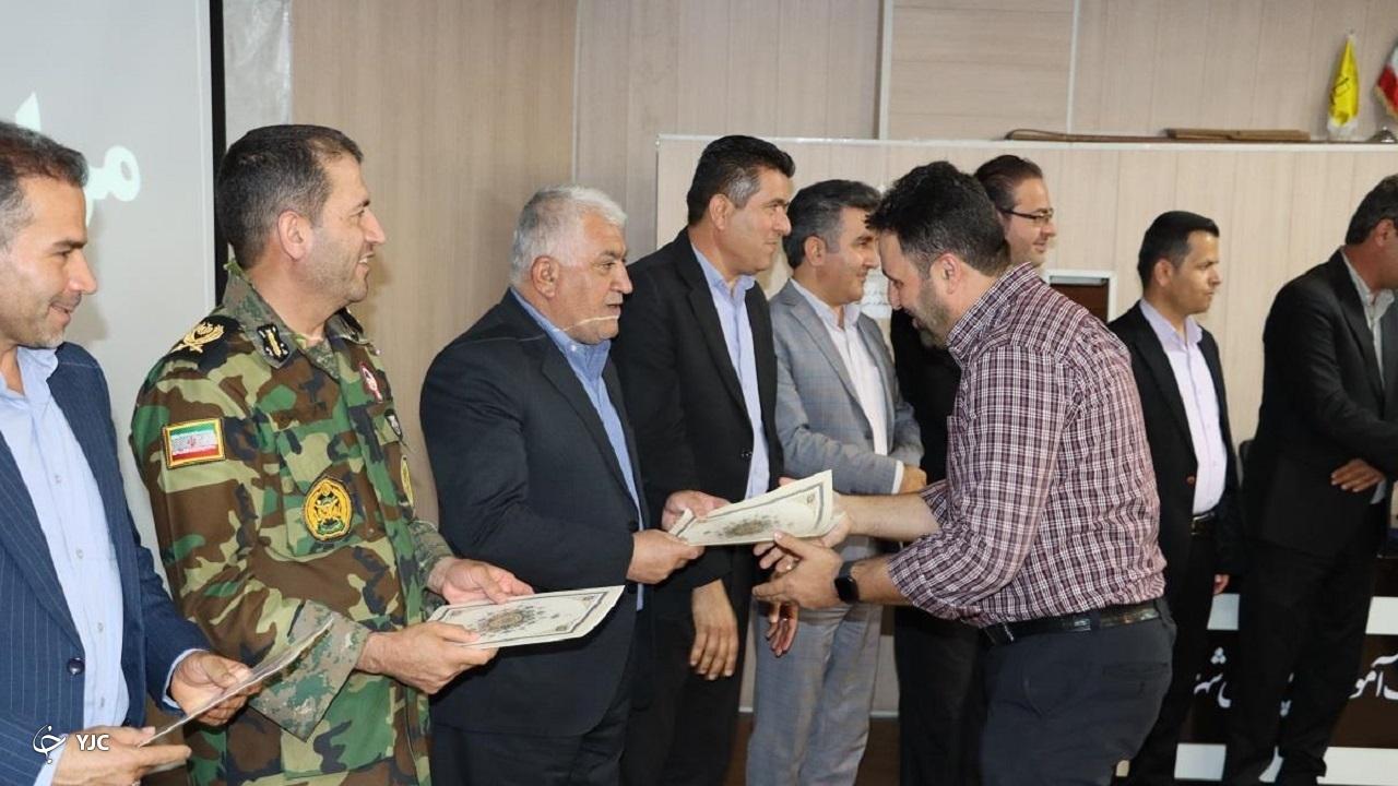 کارمندان نمونه مهاباد تجلیل شدند