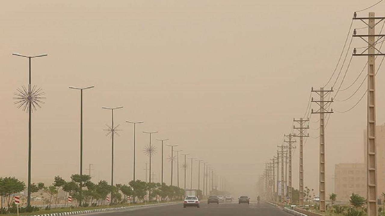 وزش باد همراه با گرد و غبار در آسمان قم