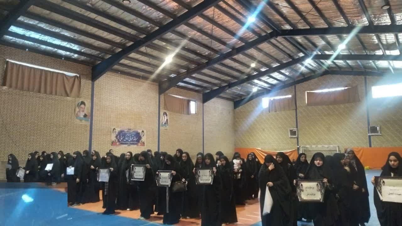بانوان برتر آمادگی جسمانی بسیج قم روی سکو