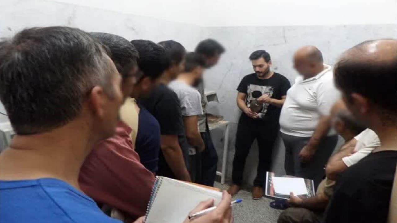 آموزش پول درآوردن از سنگ به زندانیان