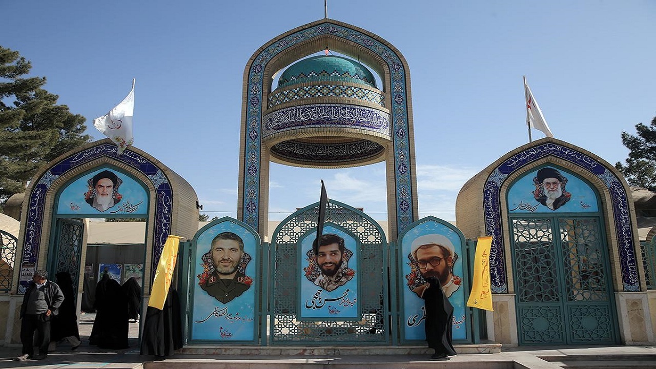 حضور زائران اربعین بر سر مزار شهید حججی در بین مسیر + فیلم