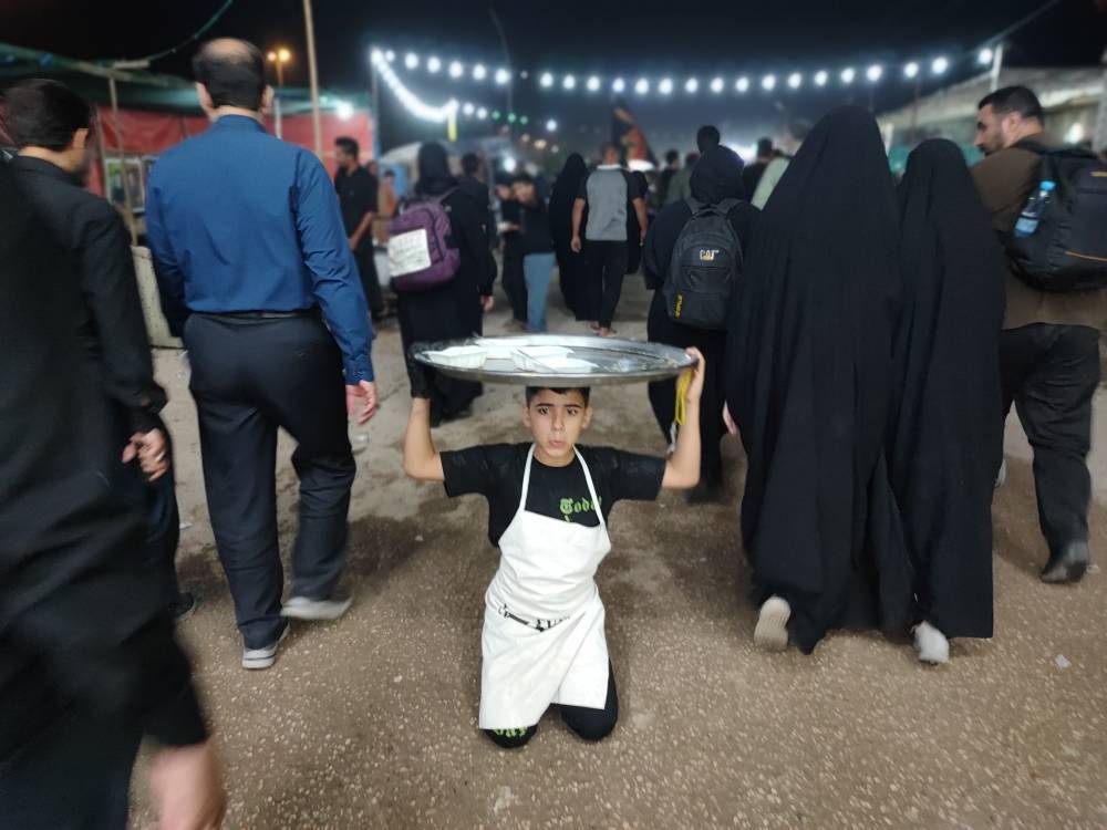 پذیرایی از زائران در مسیر پیاده روی