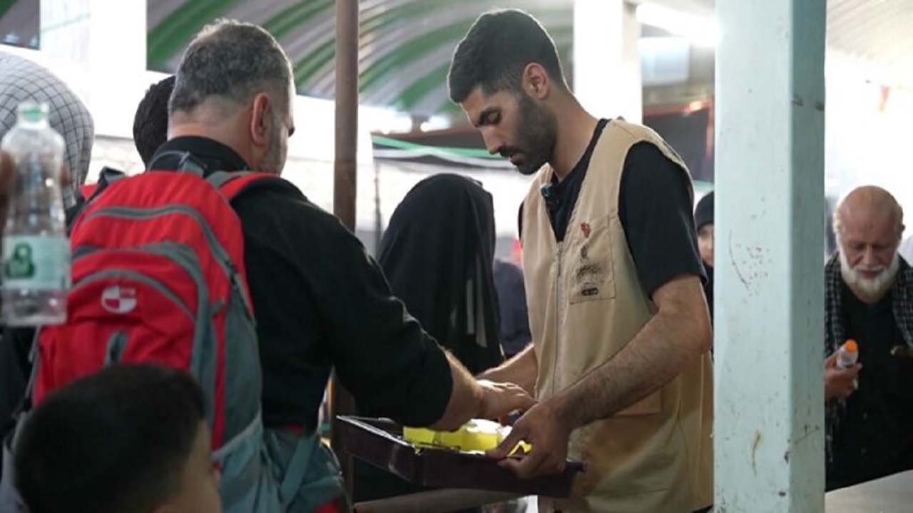 خادمی بازیکن سابق پرسپولیس در موکب آستان حضرت معصومه (س)