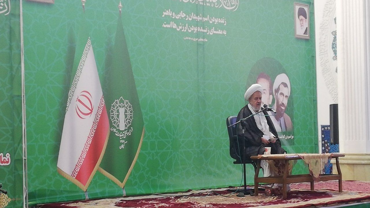 یادواره شهیدان رجایی و باهنر در مصلای رشت