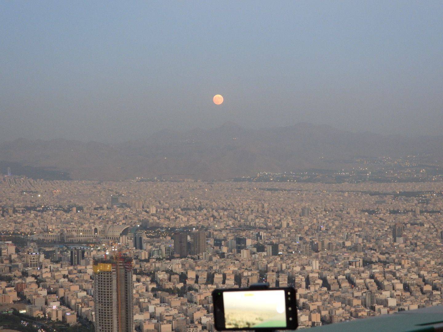 ابر ماه در آسمان تهران