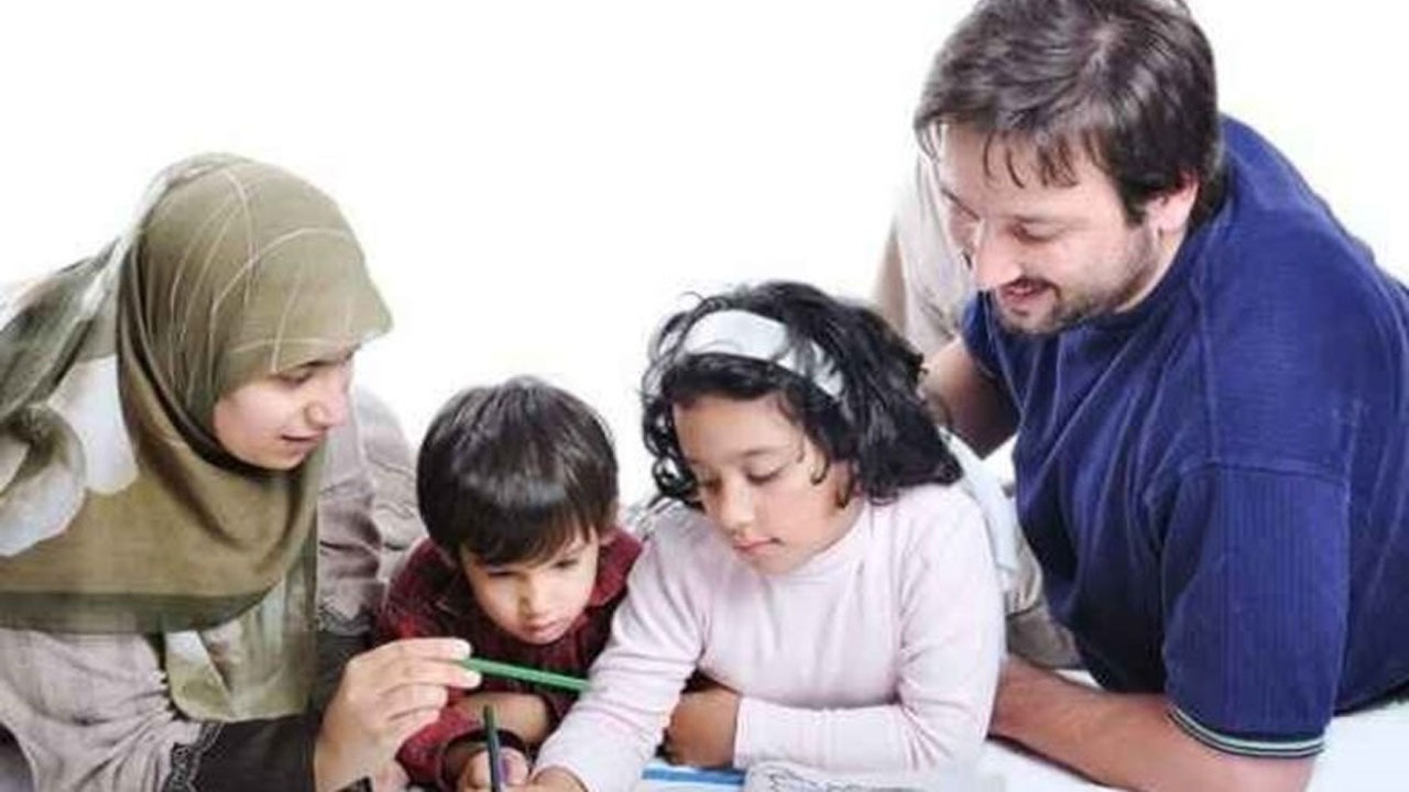 عوامل مؤثر بر هویت از کودکی تا بزرگسالی